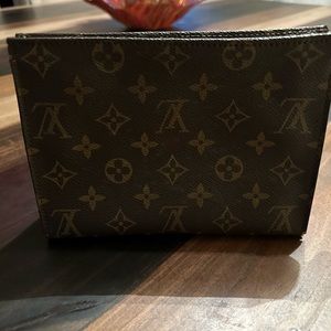 Louis Vuitton Toiletry 19